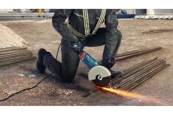 Шлифмашина углов. BOSCH  GWS 24-230JZ, 2400W,230мм,6500о/мин Шлифмашина углов. BOSCH  GWS 24-230JZ, 2400W,230мм,6500о/мин