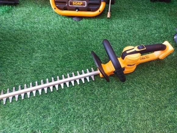 Кусторез аккумуляторный INGCO CHTLI20018, 20В, 80*460мм, 18мм, 2800об/мин, без АКБ и ЗУ Кусторез аккумуляторный INGCO CHTLI20018, 20В, 80*460мм, 18мм, 2800об/мин, без АКБ и ЗУ