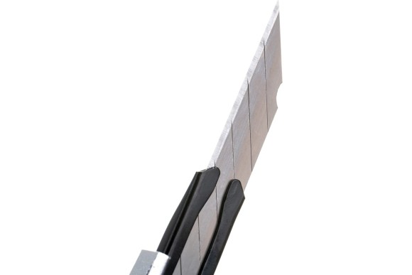 Нож ЗУБР  9мм ПРО-9А с автостопом,металлический