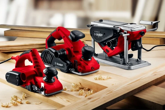 Рубанок электрический ЗУБР ЗР-950-82, 950Вт, 82мм, 0-3мм, 15000об/мин Рубанок электрический ЗУБР ЗР-950-82, 950Вт, 82мм, 0-3мм, 15000об/мин