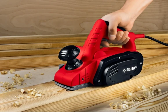 Рубанок электрический ЗУБР ЗР-950-82, 950Вт, 82мм, 0-3мм, 15000об/мин Рубанок электрический ЗУБР ЗР-950-82, 950Вт, 82мм, 0-3мм, 15000об/мин