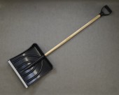 Лопата для снега №3 глубогая с дер. черенком